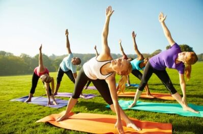 Effectuer une série d'exercices pour renforcer les muscles du dos en cas d'ostéochondrose thoracique