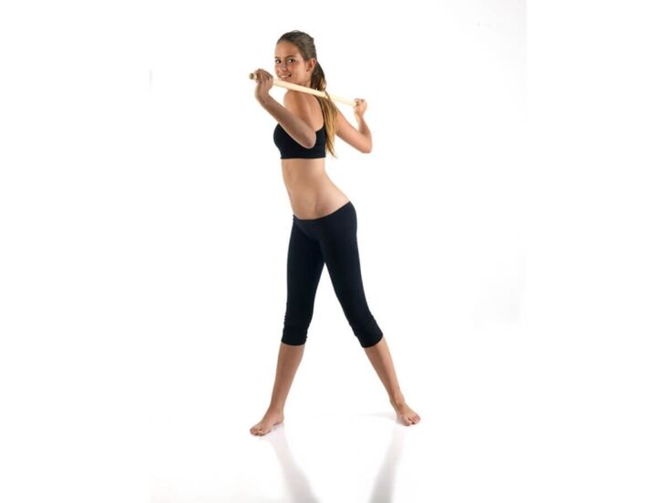 Exercice avec un bâton pour renforcer et développer les muscles du dos atteints d'ostéochondrose thoracique