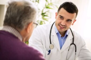 Le médecin donne des recommandations pour la prévention de l'ostéochondrose de la colonne thoracique