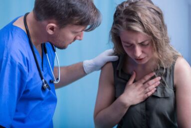 Un patient se plaint d’une gêne sévère au niveau de la poitrine
